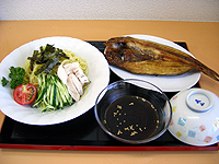 冷やしラーメン、焼き魚（ほっけ）