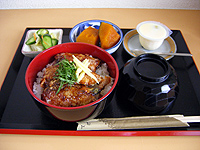 さんまのかばやき丼、茶碗蒸し、かぼちゃの煮物、漬け物